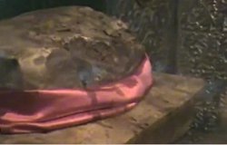 İslam Dininde, Ker bela Olayında Hz Hüseyin'in Başının Üzerine Koyulup Şehit Edildiği Taş dan 1000 Yıldan Fazla Süredir Kan Akması Doğuru mu?