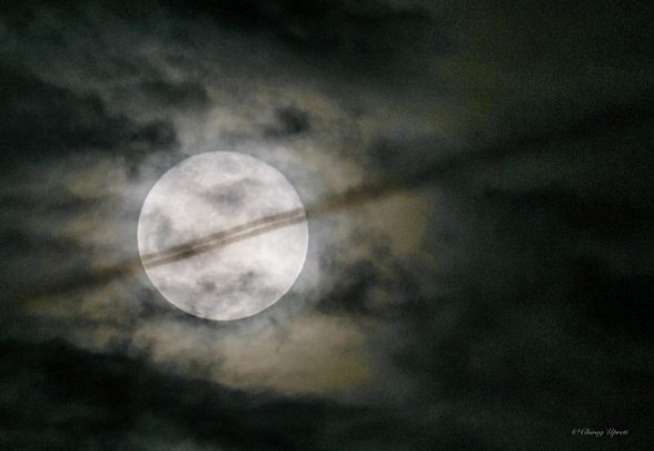 Chirag Upreti, dolunayın önünden geçen bir uçak izini yakaladı.