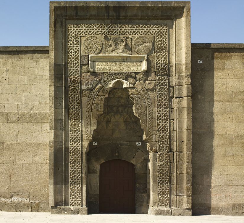 “Bu hastane (maristan) Kılıç Arslan oğlu büyük Sultan Gıyaseddin Keyhüsrev’in, Allah ondan razı olsun, zamanında Kılıç Arslan kızı İsmetüddin Gevher Nesibe’nin vasiyeti üzerine Allah rızası için 602 senesinde inşa edildi.”