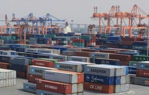 Vietnam's Trade Surplus Declines Amid Strong Export Growth