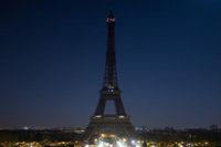 Earth Hour - Eiffel Tower in Paris turns off its lights