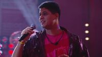 Michel Teló empresta microfone para brothers enquanto come no BBB 25