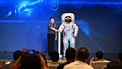 Çin'in 2030 Ay Hedefi: Yeni Uzay Giysisi Tanıtıldı.