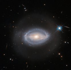 Hubble, Sınıflandırmaya Meydan Okuyan Tuhaf Bir Uzay Nesnesi Tespit Etti