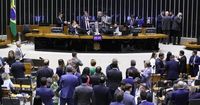 Medida da Câmara a favor de Bolsonaro é inconstitucional e terá reação do STF, dizem especialistas