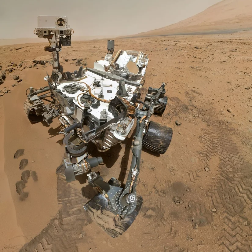 Nature Communications'da yayınlanan tek çalışma, NASA'nın Curiosity gezgini tarafından çekilen görüntüleri kullanarak önceki Mars nehirlerinin uzunluğunu öngörü ediyor. Bunun için nehirdeki çakıl taşlarının kütlesi ve ırmak yatağındaki seyahatleri mesafesi araştırıldı. Bu aşamate, vasat statik denge sayısının azaldığı ve böylece çakıl taşlarının Gömböc şekline doğrusu evrimleştiği öngörülmektedir. Bu durum, daha sonraları Mars çakıllarının biçim evrimini geriye doğrusu izleyen için uygulanabilecek denklemlerin doğrulanmasına yolda açtı.