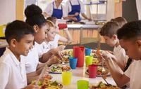 Government to expand free school meals to 500,000 more children