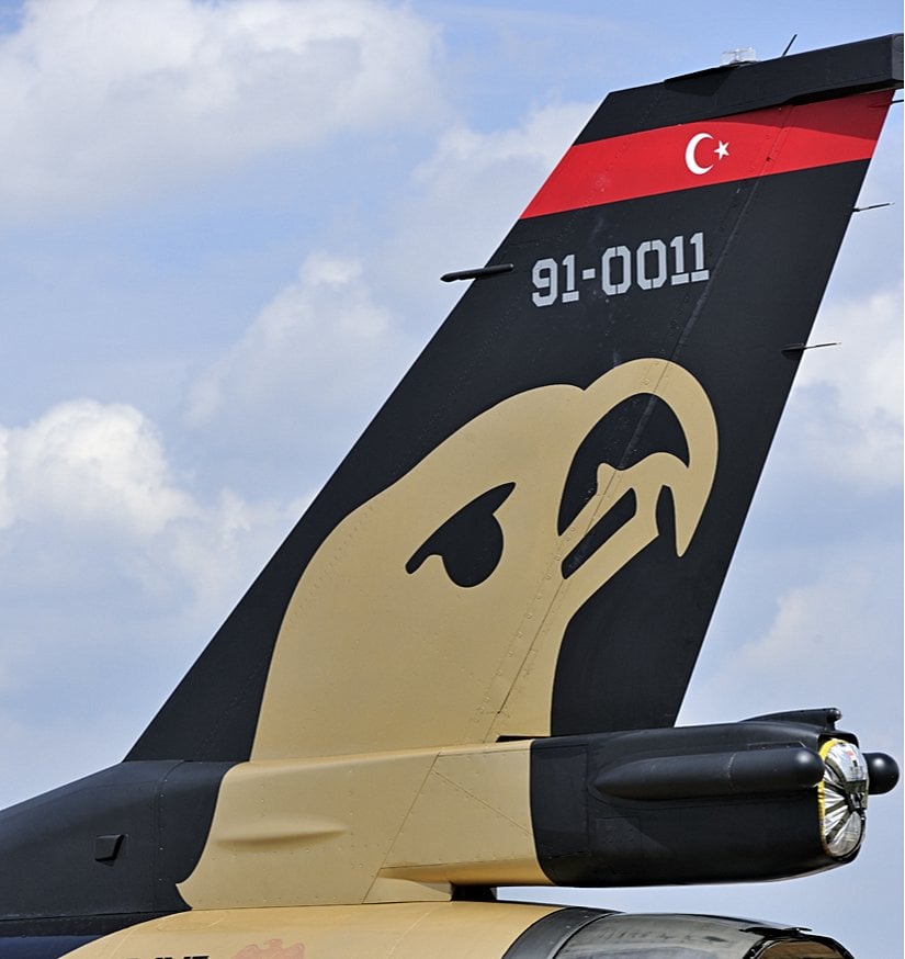 Türk Hava Kuvvetlerine ait, Solotürk boyamalı F-16 uçağının dikey sabitleyicisi. (İstikamet dümeninin ana parçadan ince bir "çizgi" ile ayrıldığını görebilirsiniz.)