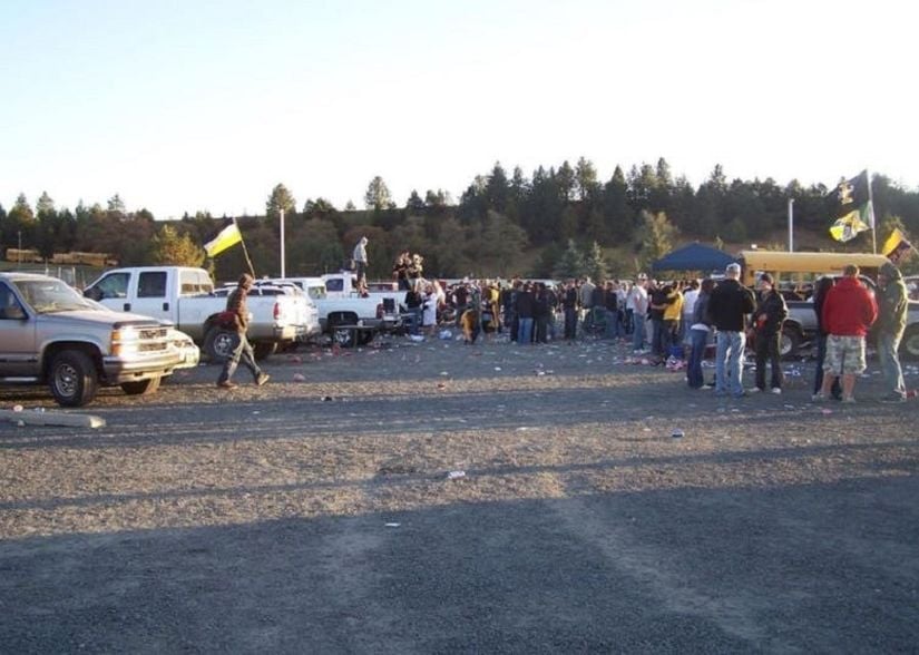 2011'de Idaho Üniversitesi'nin Kibbie Dome otoparkındaki bagaj kapağı partisi (ve partinin çöpleri).