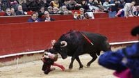 Durísima cogida a Borja Jiménez en la Feria de Fallas delante del Rey