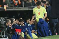 Cubarsí es sustituido por lesión en España, Huijsen debuta con pitada