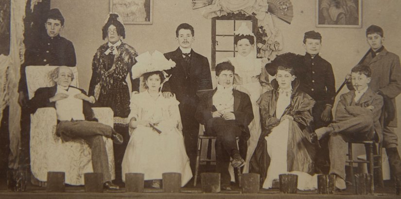 Henry, Eton Koleji'ne başlamadan önce gittiği okuldaki müsamerede oynuyor; arka sırada ortada.