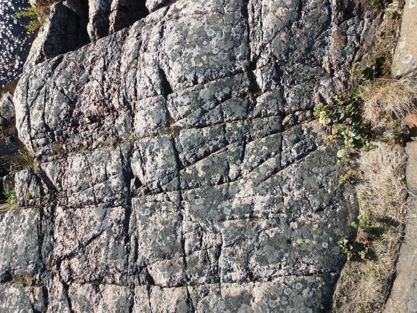 Dünyanın en çok atıf alan bilimsel dergisi olan Proceedings of the National Academy of Sciences (PNAS) Platon'un dünyanın küplerden oluştuğu teorisini doğrulamak için matematiksel, mekanik ve jeolojik argümanlar sunan bir makale yayınladı. Buna göre resimdeki granit duvar, dışbükey mozaik teorisine dayanmakta ve çalışmaya göre doğal aşınma sürecinde iki denge noktasına sahip Gömböc de yer almaktadır.