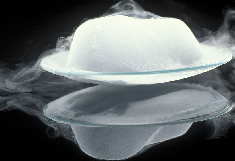 Bu katı karbondioksit parçası veya kuru, katıdan doğrudan gaza süblimleşiyor.