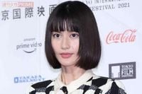 橋本愛とのんの胸元ざっくり衣装に釘付け「大人になった」あまちゃんコンビの“脱、清純”|au Webポータル