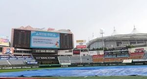 Han Yu Seom Hits Milestone Home Run In Rain Delayed Game