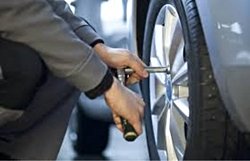 Arabaların tekerini sökerken oluşan hareket kaldıraç mıdır momentum mudur?