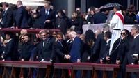 See the moment that Trump and Macron shake hands | CNN