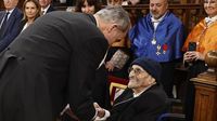 El Rey entrega el Cervantes a Álvaro Pombo de quien elogia “su bondad y su verdad”