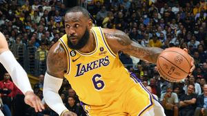 Lakers Clinch Thrilling Playoff Victory Over Nuggets