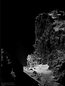 Churyumov-Gerasimenko Kuyruklu Yıldızı Üzerinde Yüksek Bir Kayalık
