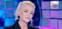 Paola Barale: “Da mamma pochi gesti d’affetto ma sentivo il suo amore”/ “Fidanzato? Per essere felici…”