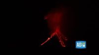 L'Etna erutta e dal pendio colano tre rami di lava | Corriere TV