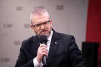 Grzegorz Braun odpowie za zgaszenie świec chanukowych. Parlament Europejski uchylił mu immunitet europosła