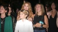 Shakira accompanies Milan and Sasha in their first musical gala with the Let It Beat Foundation | De Último Minuto English