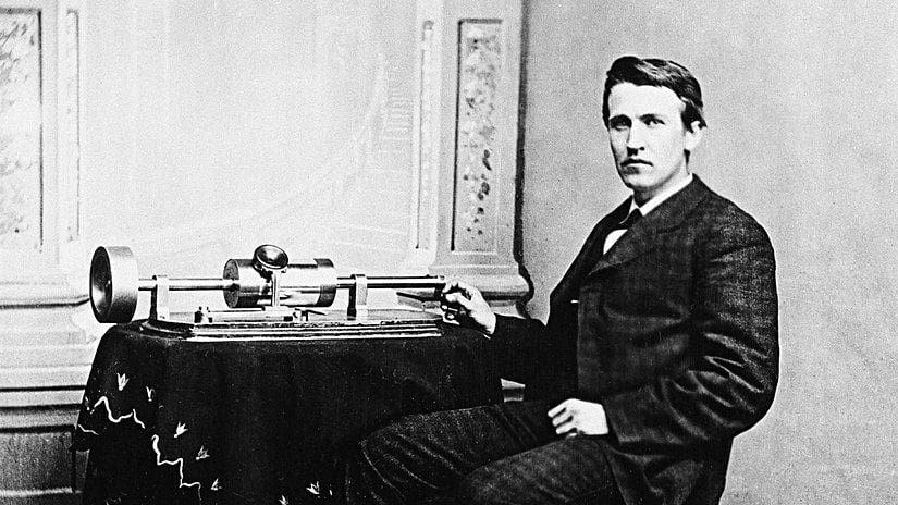 Thomas Edison 1878'de folyo fonograf ile poz veriyor.