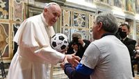 Partite di calcio rinviate per la morte di Papa Francesco: tifosi furiosi sui social, pioggia di insulti