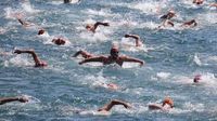 Ukrainian veterans, including two amputees, swim across Bosphorus