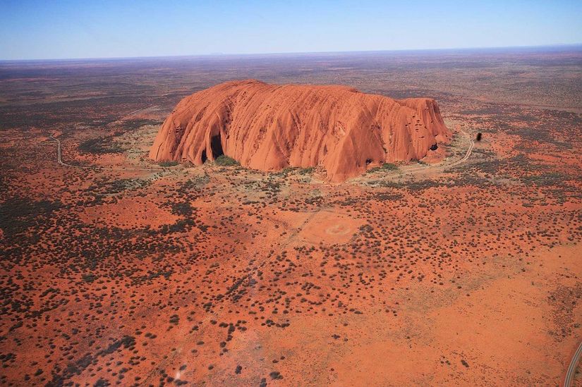 Avustralya’nın Uluru Kata Tjuta Milli Parkı’nda bulunan Ayers kayalığı, aşınımdan artan kalan bir monadnock tepe görümündedir. Çevresine göre yüksekte kalmış bu oluşumun boyutu da ilgi çekicidir. Uzunluğu 2 kilometre genişliği ise 1.700 metredir. Çevresinden yüksekliği ise 350 metredir.