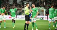 Ligue 1 : un arbitre touché par un projectile, le derby Saint-Étienne-Lyon interrompu
