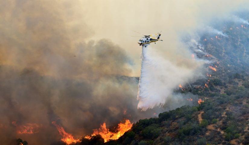 Bir Yangın Söndürme Helikopteri Orman Yangınına Doğrudan Müdahale Ederken