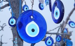 Toplumumuzda uğurlu sayılan nazar boncuğu gibi kimi objelerin şans getirdiği ve zararlı ışınları engellediği gibi bir algısı doğrumudur?