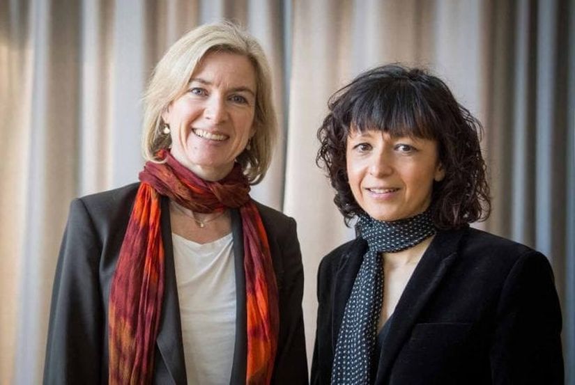 Solda Jennifer Doudna, sağda Emmanuelle Charpentier