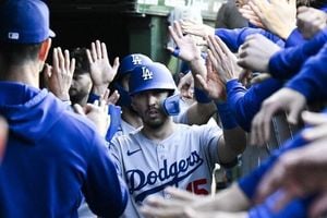 Giants Sign Veteran Catcher Austin Barnes From Dodgers