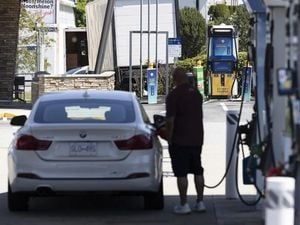 Carney Delays Canada’s EV Mandate Amid Economic Strains