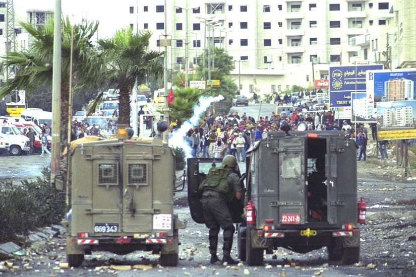 Filistinli isyancılar Ramallah yakınlarındaki "Ayosh" kavşağında güvenlik güçleriyle çatışıyor.