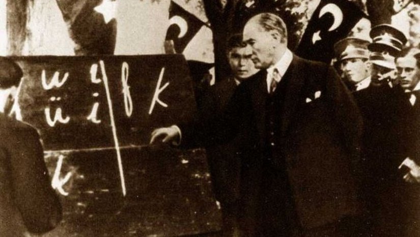 Atatürk, harf devrimi sonrası.