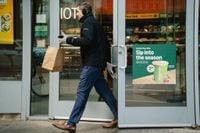 Consumers power strongest US economic growth in two years