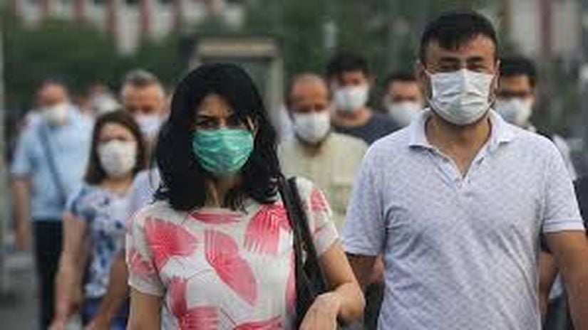 Salgın hastalıklar yüzünden maske takan insanlar.