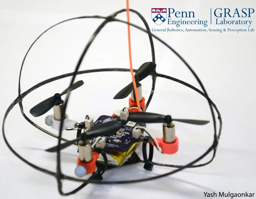 Pensilvanya Üniversitesi GRASP laboratuvarı, Gömböc şeklinden ilham alarak, uçuş sırasında öz kendine doğrulabilen süperlik stabil tek drone tasarlamıştır. Bu robot, diğer robotlarla havada çarpışmalardan ve duvarlara çarpmalardan kendiliğinden kurtulabilme gibi eşsiz tek özelliğe sahiptir.