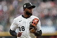 Chicago White Sox trade CF Luis Robert Jr. to New York Mets for INF Luisangel Acuña and RHP Truman Pauley