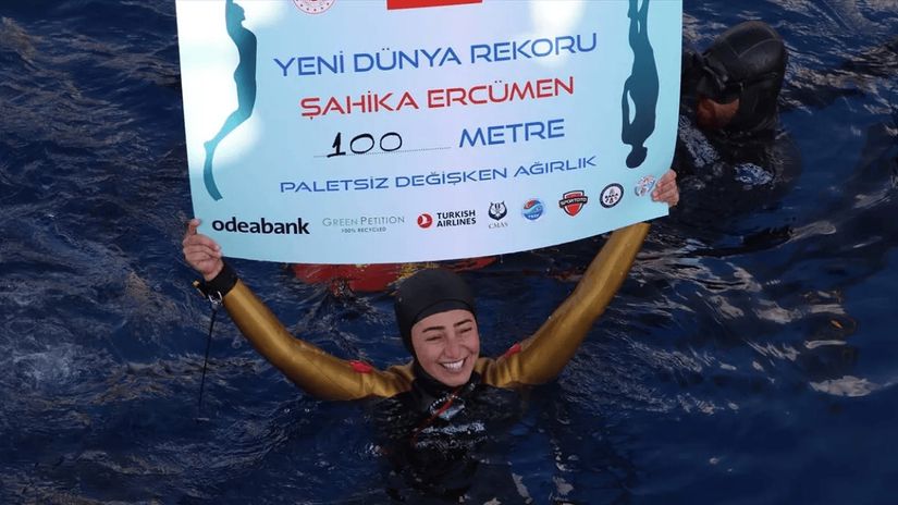 Cumhuriyet'in 98. yılına özel, paletsiz değişken ağırlık kategorisindeki dalışıyla hem kadınlar hem erkeklerde dünya rekoru kıran milli sporcumuz Şahika Ercümen, bu dünya rekoruyla aynı zamanda iklim krizi, küresel ısınma ve toplumsal cinsiyet eşitliği gibi konulara dikkat çekti.