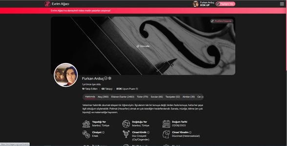 Profil ana sayfanızdan da kapak fotoğrafınızın üzerine imleçle gelirseniz "Güncelle" yazısı çıkacaktır. Kapak fotoğrafınıza bastığınızda profil düzenleme sekmesine sizi götürecektir.     Kapak fotoğrafınızın olduğu yerin sağ üst kısmında "Profilimi Düzenle" butonundan da ulaşabilirsiniz.    Aynı şekilde profil fotoğrafınızın üzerine de imleci götürürseniz "Güncelle" yazısı çıkacaktır. Oradan da ulaşabilirsiniz.