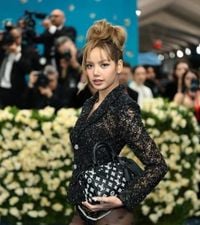 Лиса из BLACKPINK дебютировала на Met Gala в США… Эпатажный образ с отсутствием брюк и видимым нижним бельём