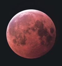 Lunar Eclipse Wows Sun Country - The Sun