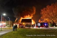 Uitslaande brand in loods in Rozenburg - Haarlemmermeerdagblad.nl